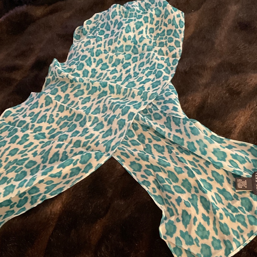NWOT BANANA REPUBLIC ANIMAL PRINT SILK SCARF BLUE